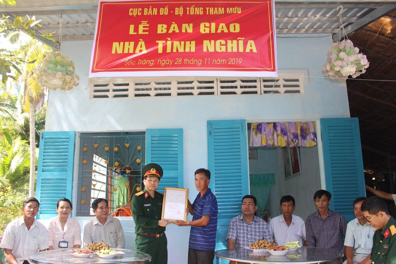 Trao quyết định tặng nhà tình nghĩa