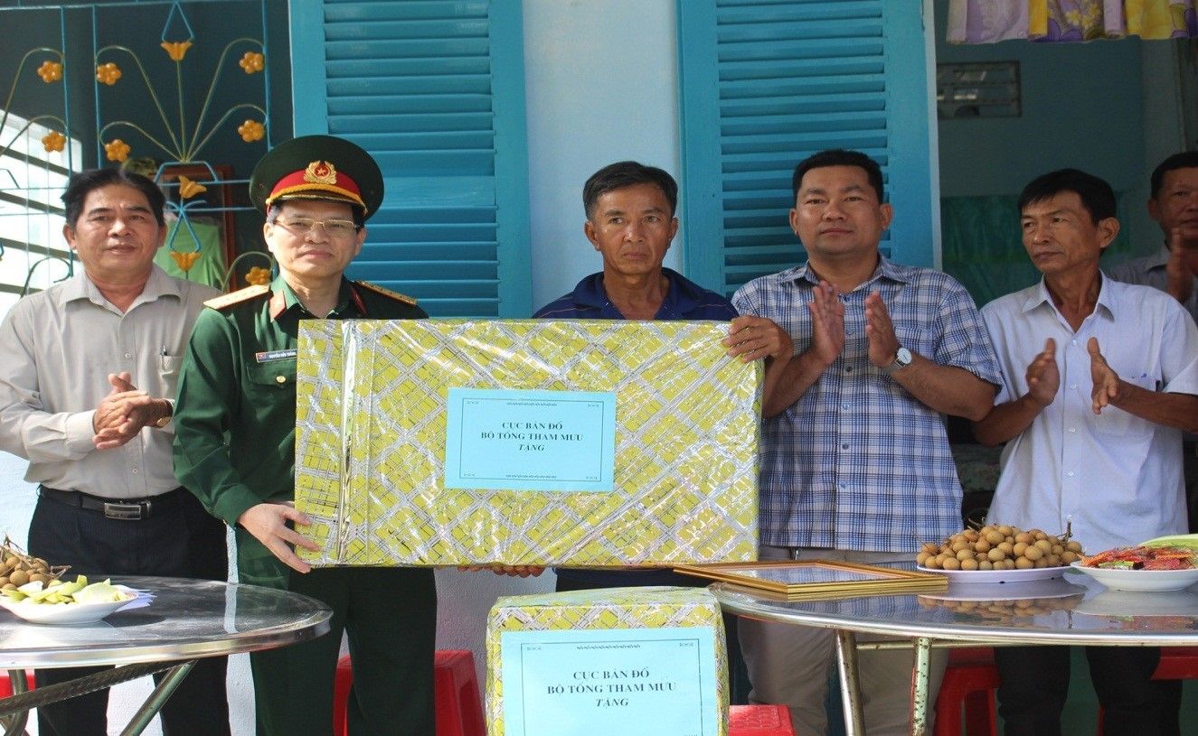 Đồng chí Nguyễn Hữu Thắng tặng quà cho gia đình
