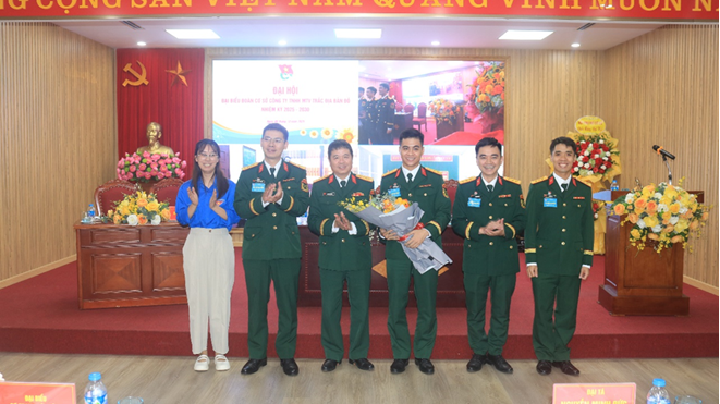 Đồng chí Đại tá Nguyễn Minh Đức tặng hoa Ban chấp hành Đoàn cơ sở