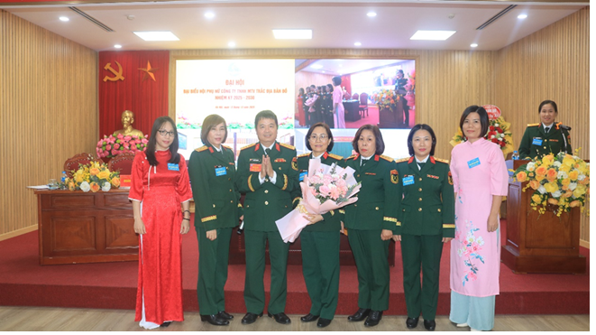 Đồng chí Đại tá Nguyễn Minh Đức tặng hoa Ban chấp hành Hội Phụ nữ