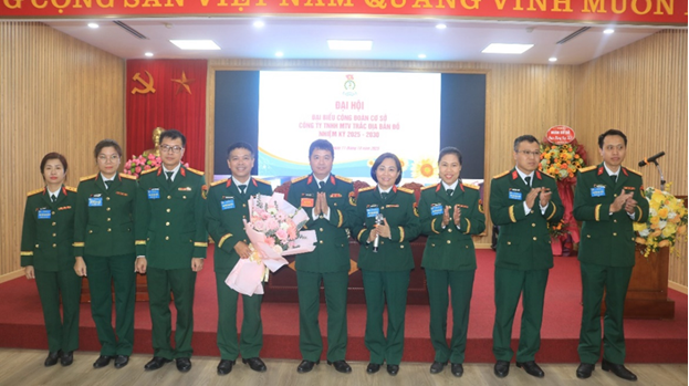 Đồng chí Đại tá Nguyễn Minh Đức tặng hoa Ban chấp hành Công đoàn cơ sở