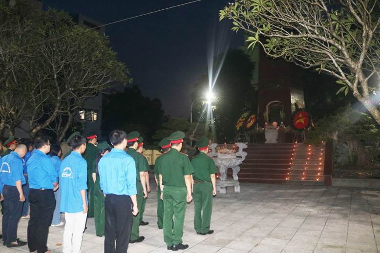 Đoàn viếng, thắp nến tri ân