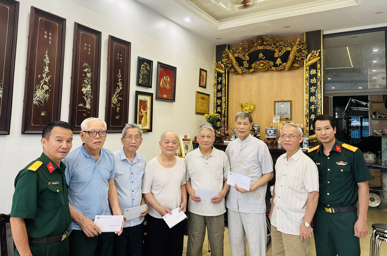 Tặng quà gia đình chính sách
